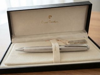 Bolígrafo Pierre Cardin plateado grabado con caja