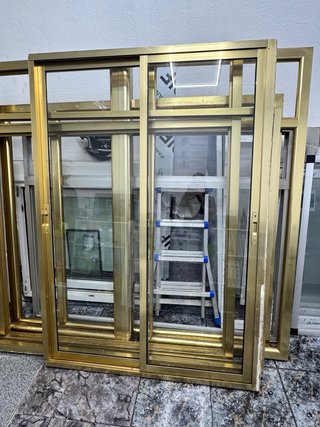 Puerta Corredera de Aluminio. Color Anodizado Oro.