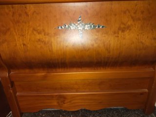 Cabecero de madera con flores pintadas