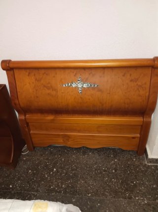 Cabecero de madera con flores pintadas
