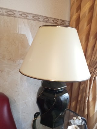 Lámpara de mesa con base negra