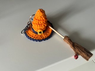 Llavero Sombrero Bruja Tejido a Mano