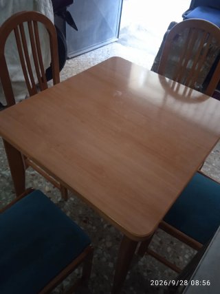 Mesa Extensible con 4 Sillas