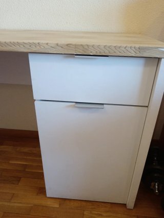 Escritorio de madera y blanco