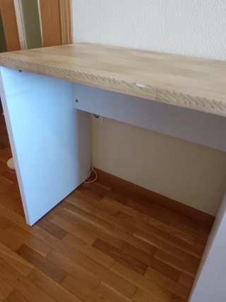 Escritorio de madera y blanco