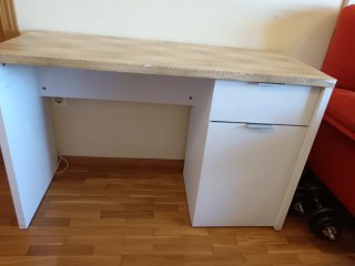 Escritorio de madera y blanco