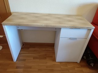 Escritorio de madera y blanco