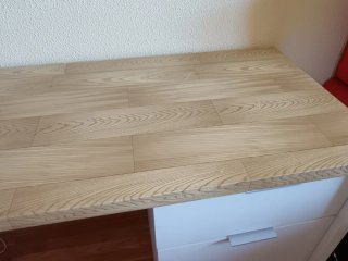 Escritorio de madera y blanco