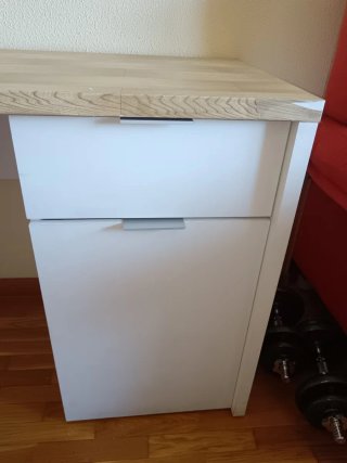 Escritorio de madera y blanco