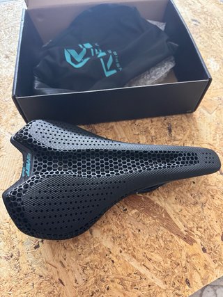 Selim RYET preto com design honeycomb