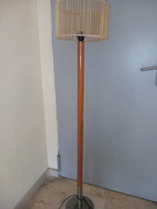 Lámpara de pie de bambú y madera