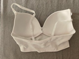 Sujetador deportivo blanco. Leer descripción