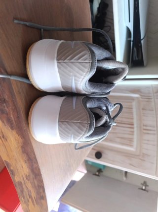 Zapatillas Nike Grises y Blancas casi nuevas