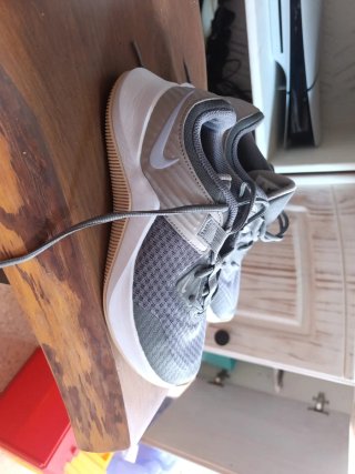 Zapatillas Nike Grises y Blancas casi nuevas