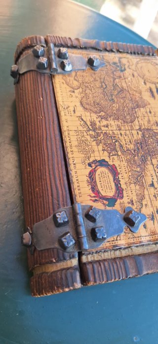 Scatola in legno decorata con mappa vintage