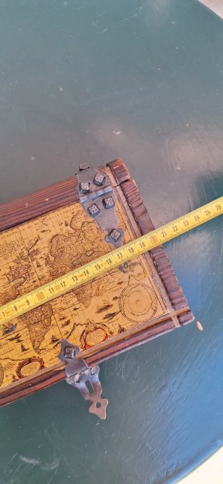 Scatola in legno decorata con mappa vintage