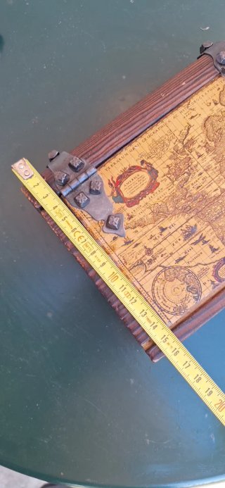 Scatola in legno decorata con mappa vintage