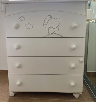 Cuna y Cómoda infantil blanca elefante
