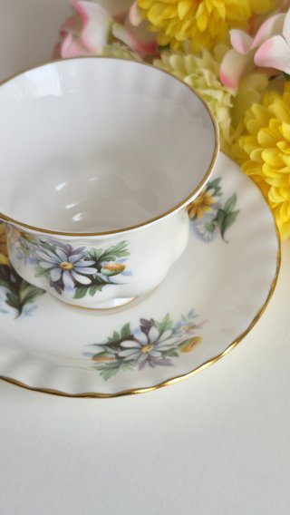 Taza y platillo Royal Albert porcelana inglesa