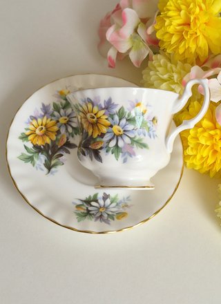 Taza y platillo Royal Albert porcelana inglesa