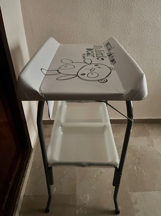 Cambiador bebé con patas y bandeja
