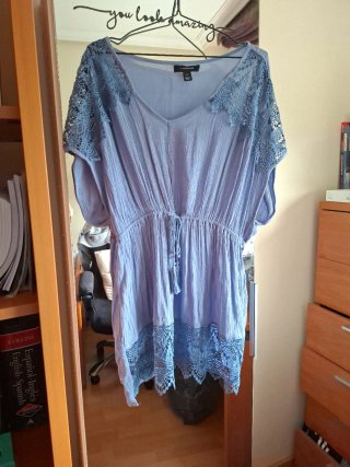 Vestido corto azul con encaje