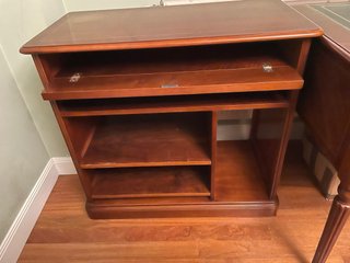 Mesa de madera con estantes