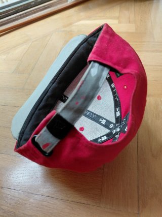 Gorra Roja con Visera. Camuflaje