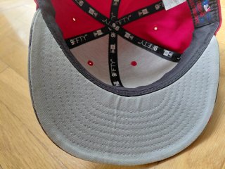 Gorra Roja con Visera. Camuflaje