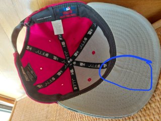 Gorra Roja con Visera. Camuflaje