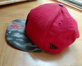 Gorra Roja con Visera. Camuflaje