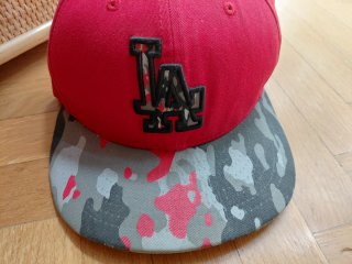 Gorra Roja con Visera. Camuflaje