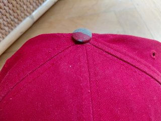 Gorra Roja con Visera. Camuflaje