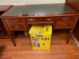 Mesa de escritorio clásica de madera