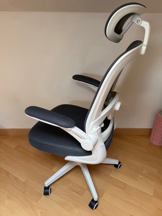 Silla ergonómica de oficina gris y blanca