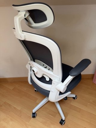 Silla ergonómica de oficina gris y blanca