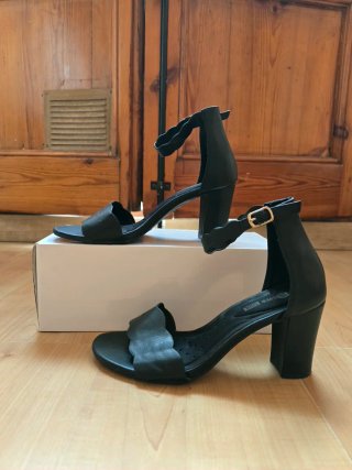 Sandalias tacón negras hebilla dorada