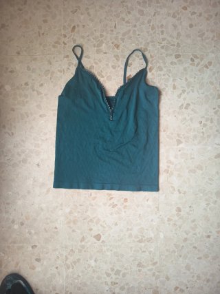 Camiseta verde con cremallera