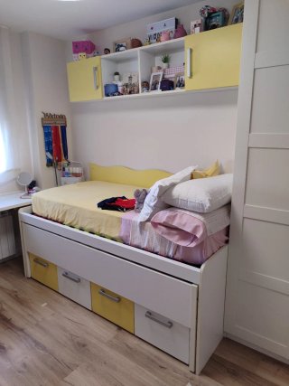 Habitación juvenil con cama y cajones