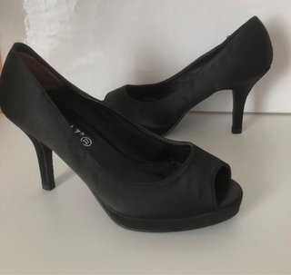 Zapatos de tacón en raso negro