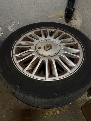 Llanta Renault con neumático