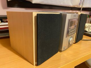 Equipo de música ECRON con altavoces