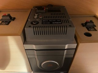 Equipo de música ECRON con altavoces