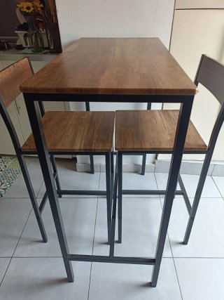 Mesa Alta con 2 Sillas