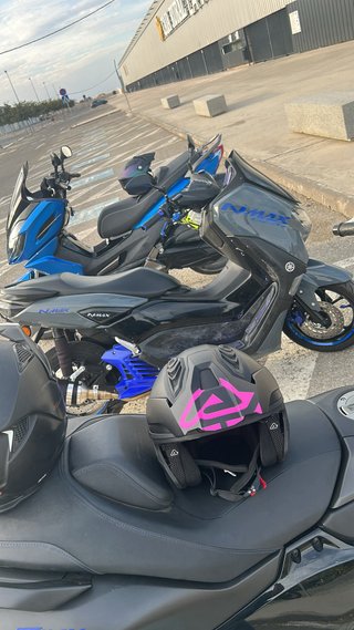 Yamaha NMAX Scooter Gris y Azul