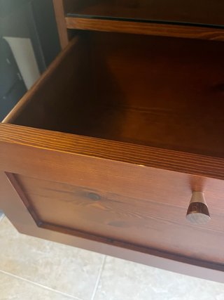 Mueble rústico con cajones y cristales protectores