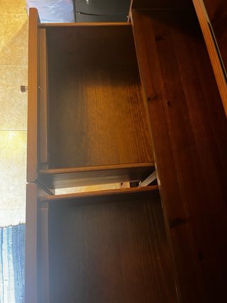 Mueble rústico con cajones y cristales protectores