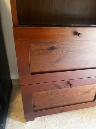 Mueble rústico con cajones y cristales protectores