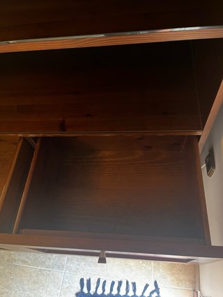 Mueble rústico con cajones y cristales protectores