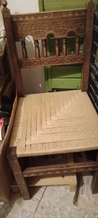 Silla de madera tallada con asiento de cuerda